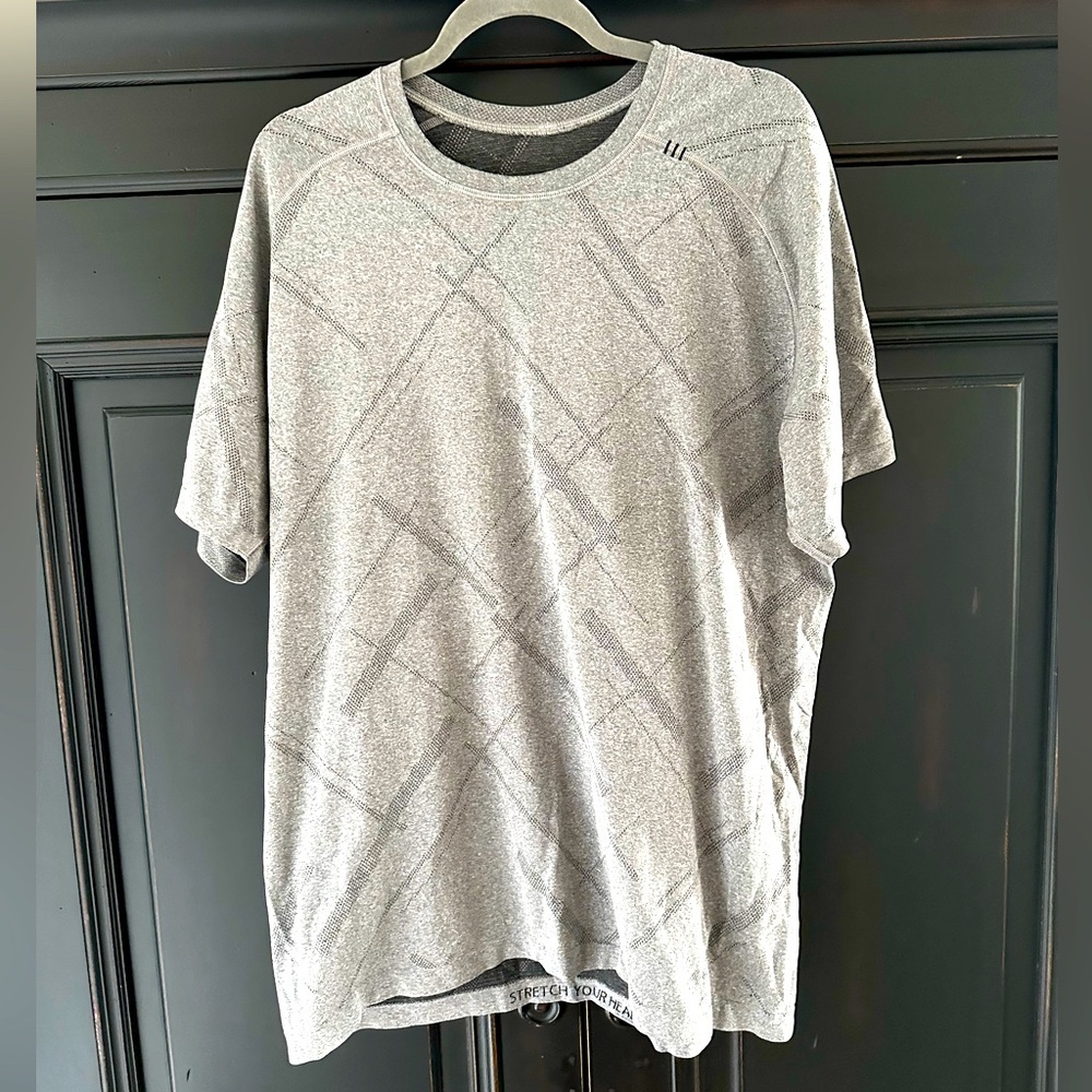 Men’s Lululemon work out shirt size XL